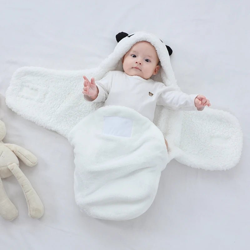 BEBE ALLONGE DANS NOTRE COUVERTURE D EMMAILLOTAGE ANIMALSNUGGLE™ PANDA BLANCHE