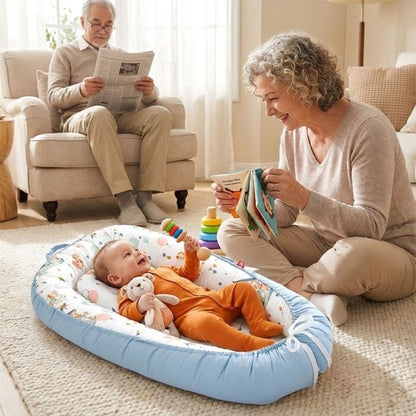 Bébé allongé sur notre Réducteur de lit bébé Manège enchanté et jouant avec sa mami