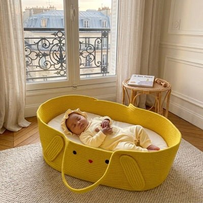 Bébé allongée dans notre matelas ovale pliant déhoussable pour couffin bébé