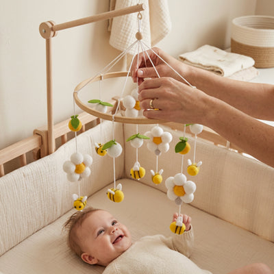 Bébé amusé par notre mobile bébé en bois fait main