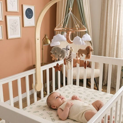 Bébé apaisé avec notre mobile bébé Safari Céleste