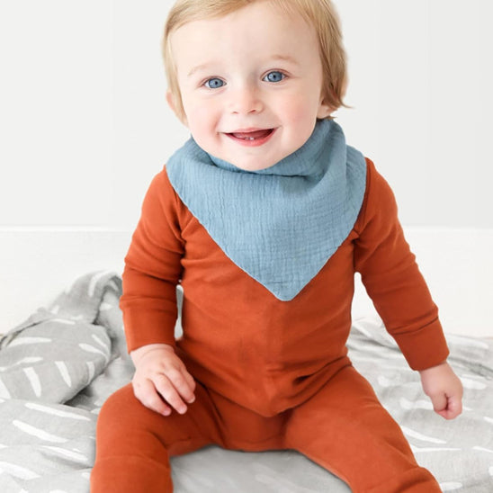 Bébé arborant avec style notre bavoir bandana bleu Cowbaby™