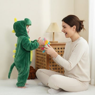 Bébé arborant notre Déguisement bébé Dinosaure