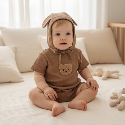 BEBE ASSIS AVEC NOTRE PYJAMA BEBE PETIT OURSON CHOCOLAT