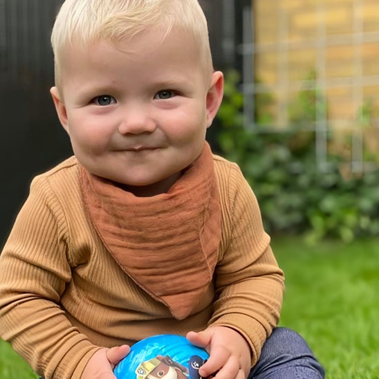 Bébé assorti avec le bavoir bandana orange Cowbaby™