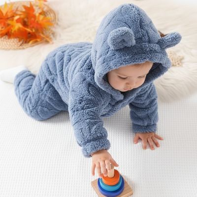Bébé au chaud avec notre grenouillère bébé Oursonette™ bleu