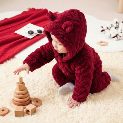 Bébé au chaud avec notre grenouillère bébé Oursonette™ rouge