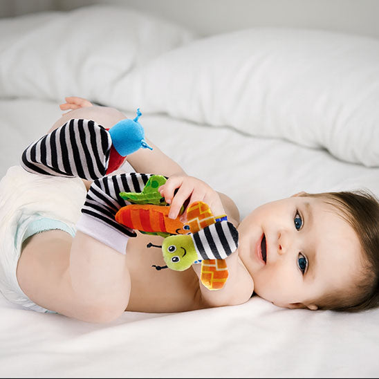 Bébé avec notre hochet bébé BuggyRattles™