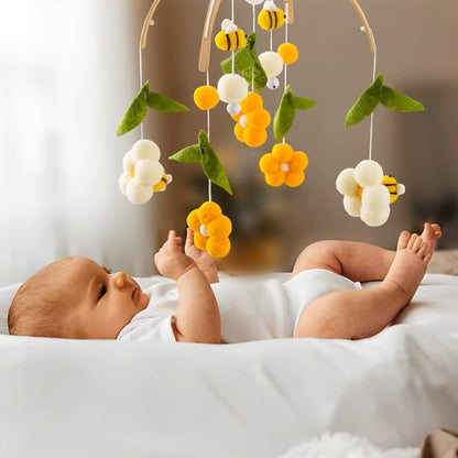 Bébé avec notre mobile bébé - Le ballet des abeilles
