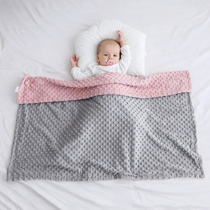 Bébé avec une Couverture bébé FullMinky gris et rose