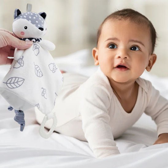 Bébé captivé par notre doudou animal renard