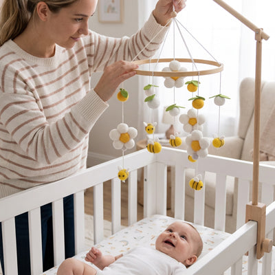 Bébé captivé par notre mobile bébé en bois fait main