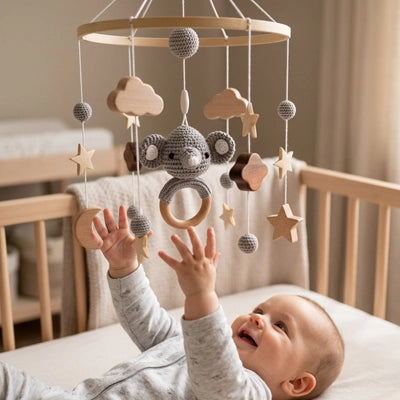 Bébé captivé par notre Mobile lit bébé TinyCosmos™ Éléphant