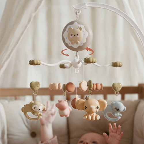 Bébé captivé par notre mobile musical bébé beige