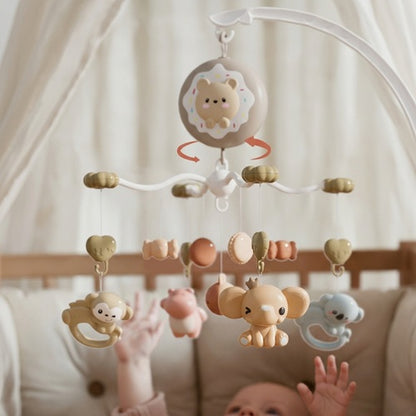 Bébé captivé par notre mobile musical bébé beige