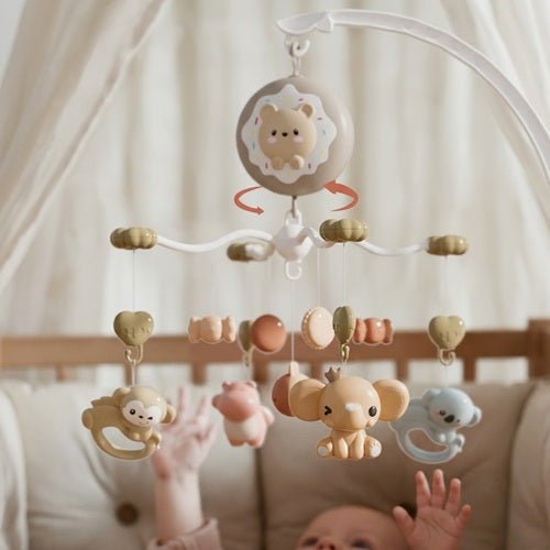 Bébé captivé par notre mobile musical bébé beige