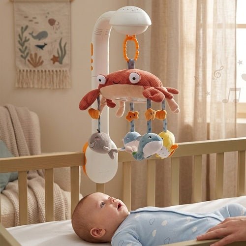 Bébé captivé par notre mobile musical bébé Crabi Dodo