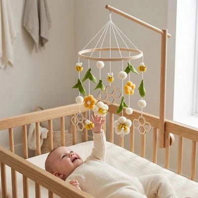 Bébé captivé par notre mobile pour bébé cadeau de naissance mixte
