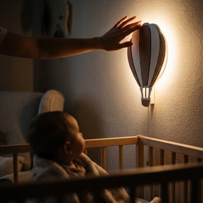 Bébé captivé par notre Veilleuse murale BalloonLight™