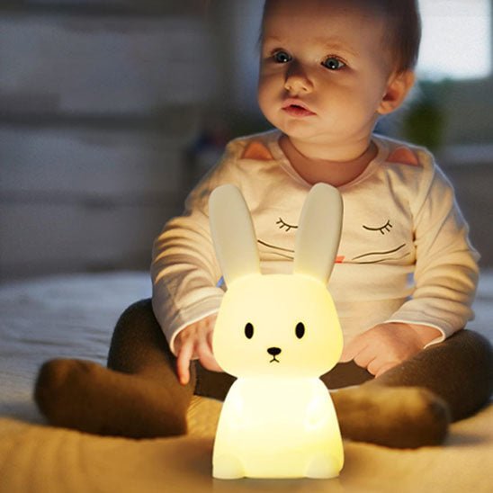 Bébé confiant avec notre veilleuse lapin Bunny