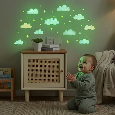 Bébé contemplant nos Stickers muraux