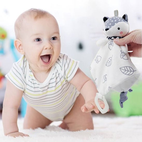 Bébé content de retrouver notre doudou animal renard