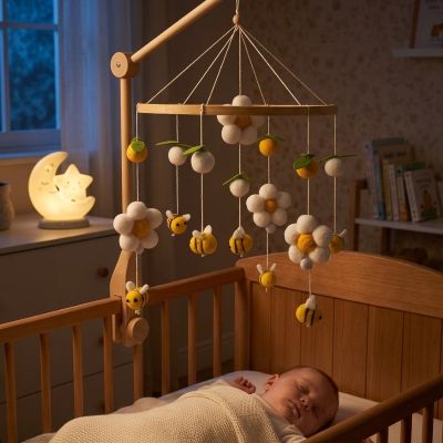 Bébé dormant avec notre mobile bébé en bois fait main