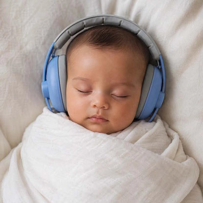 Bébé dormant paisiblement avec Notre Casque anti bruit bébé à bandeau souple réglable bleu