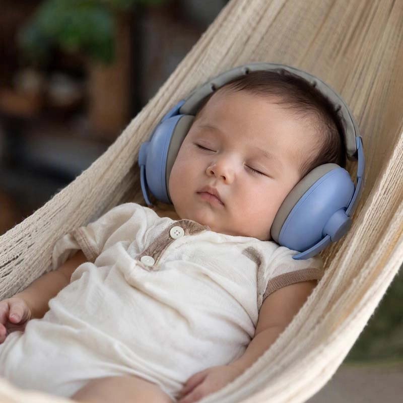 Bébé dormant sereinement avec notre Casque anti bruit bébé à bandeau souple réglable bleu