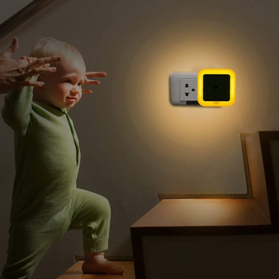 Bébé éclairé la nuit avec notre veilleuse bébé LightControl
