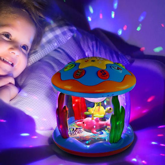 Bébé émerveillé avec la veilleuse musicale bébé Rotating