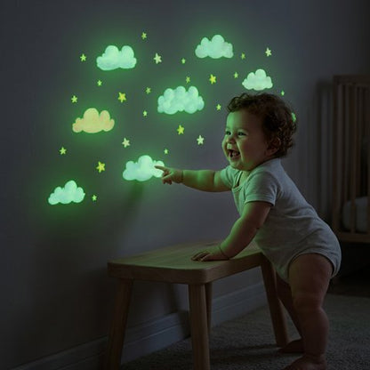 Bébé émerveillé par nos Stickers muraux