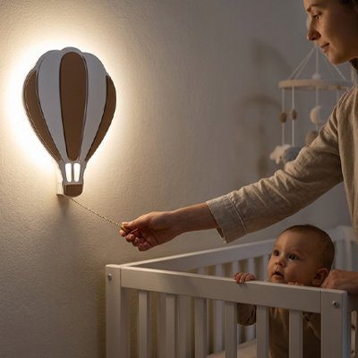 Bébé émerveillé par notre Veilleuse murale BalloonLight™
