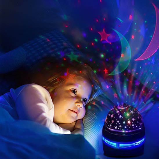 Bébé émerveillée par la veilleuse bébé projection plafond StarrySkyNightLight™