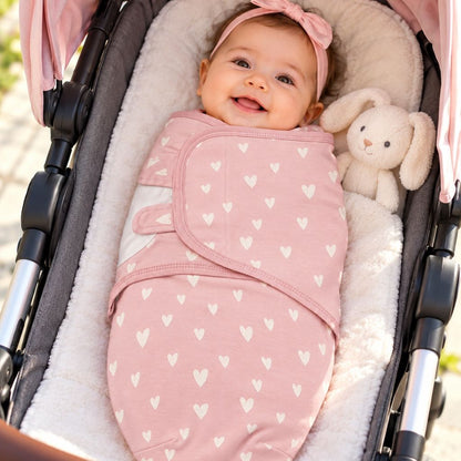 Bébé en balade avec notre Couverture d emmaillotage Douceur de cœur