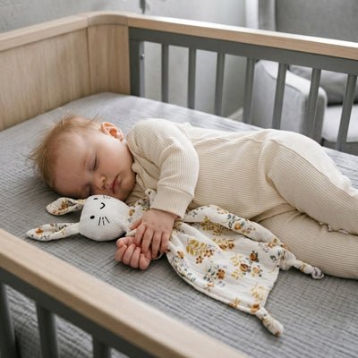 Bébé endormi avec le doudou lapin Rabbib™ Fleurs