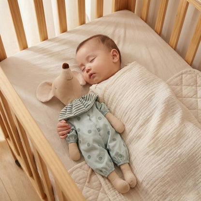 Bébé endormi avec notre doudou CuteMouse™