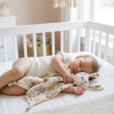 Bébé endormi avec notre doudou lapin Rabbib™ Fleurs