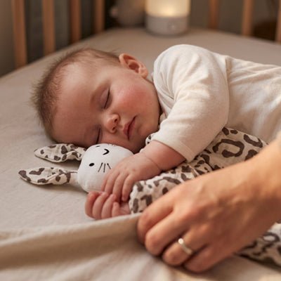 Bébé endormi avec notre doudou lapin Rabbib™ Léopard
