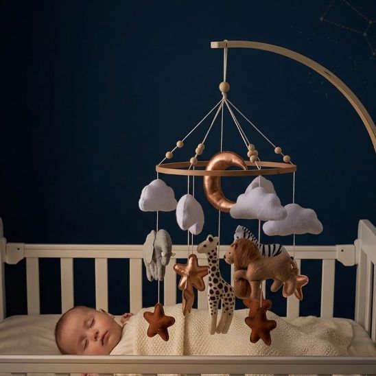 Bébé endormi avec notre mobile bébé Safari Céleste