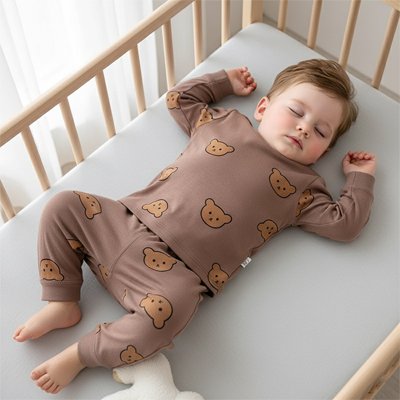 Bébé endormi avec notre Pyjama bebe marron