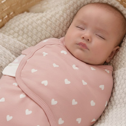 Bébé endormi avec une Couverture d emmaillotage Douceur de cœur