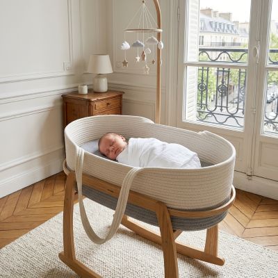 Bébé endormi dans notre couffin bébé en corde de coton tressé blanc et gris