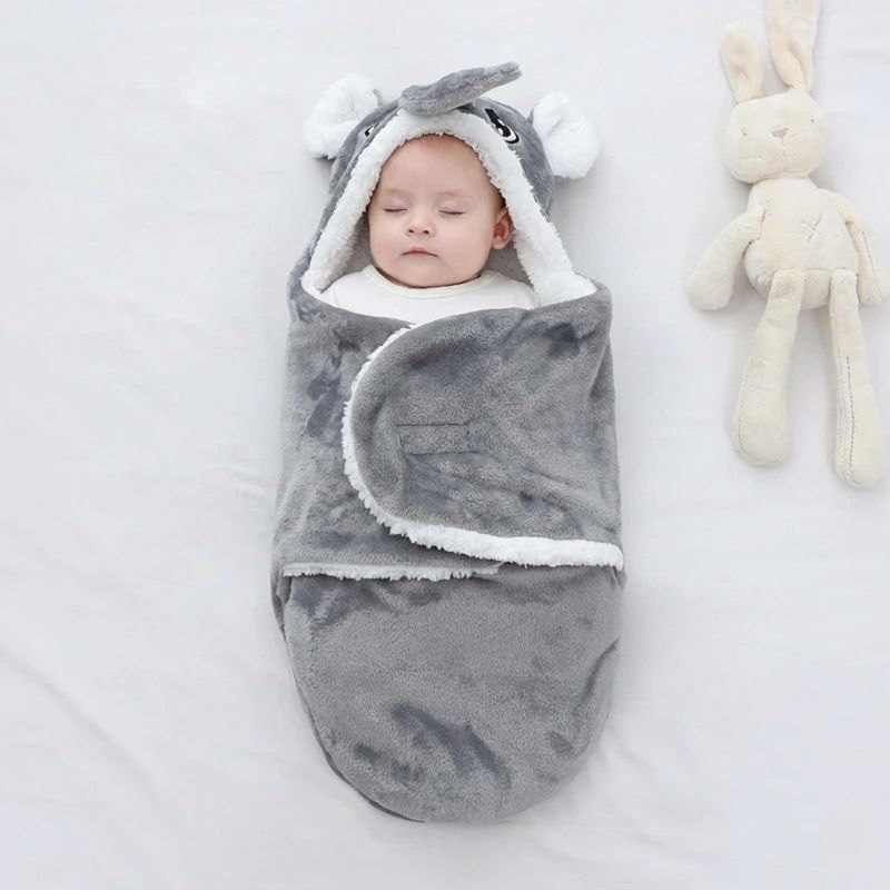 BEBE ENDORMI DANS NOTRE COUVERTURE D EMMAILLOTAGE ANIMALSNUGGLE™ ELEPHANT GRISE