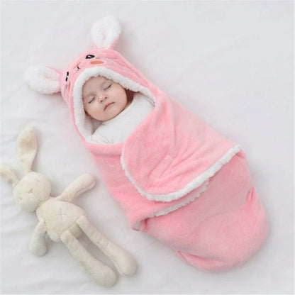 BEBE ENDORMI DANS NOTRE COUVERTURE D EMMAILLOTAGE ANIMALSNUGGLE™ LAPIN ROSE