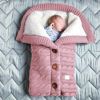 Bébé endormi dans notre couverture emmaillotage CuddleAngel™ rose poudrée