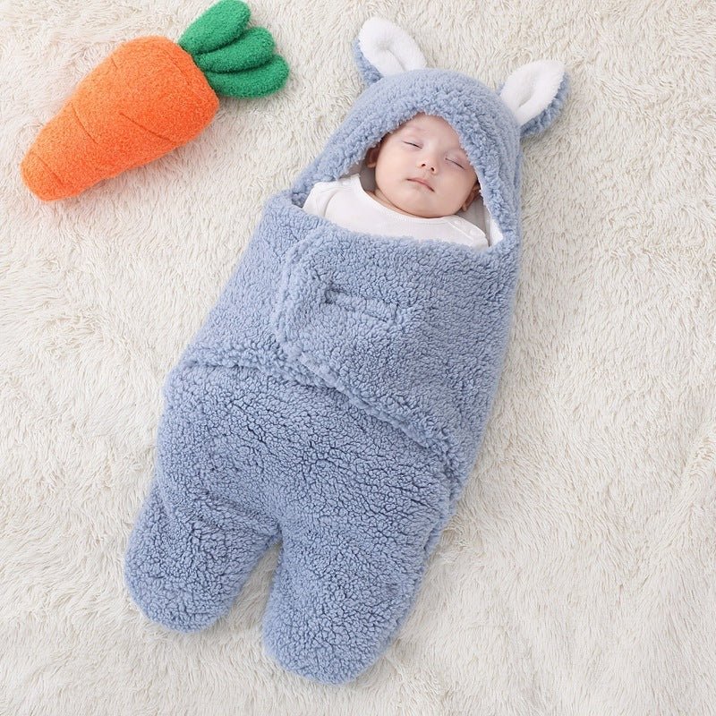 Bébé endormi dans notre emmaillotage couverture CuddleBunny™ bleue