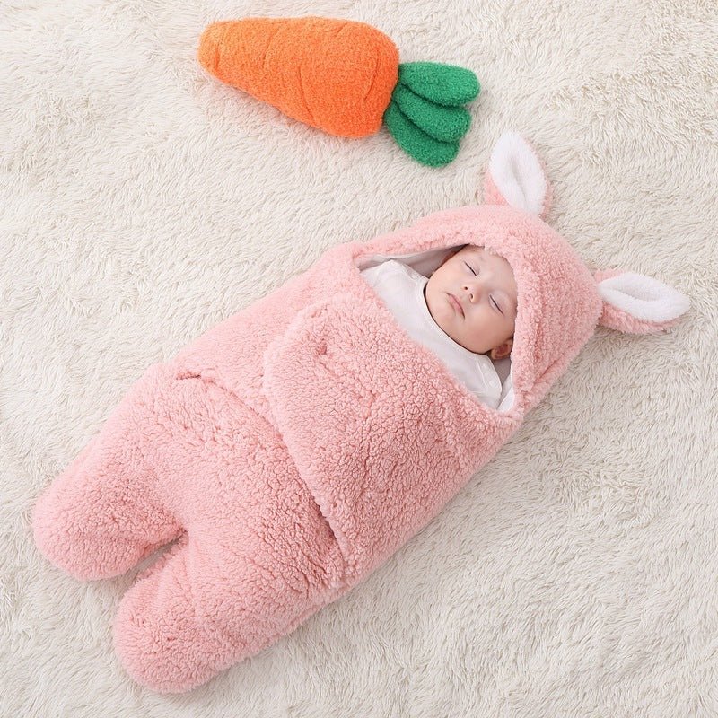 Bébé endormi dans notre emmaillotage couverture CuddleBunny™ rose