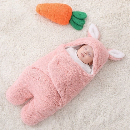 Bébé endormi dans notre emmaillotage couverture CuddleBunny™ rose