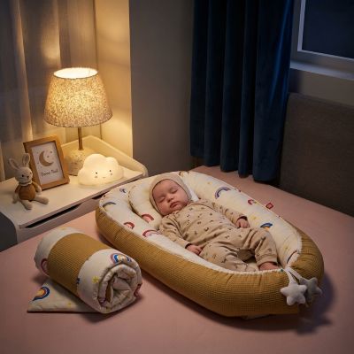 Bébé endormi dans notre réducteur de lit Rainboow™